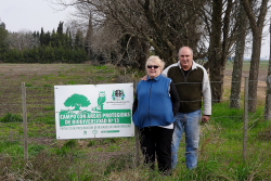 Cartel en campo con refugios de biodiversidad